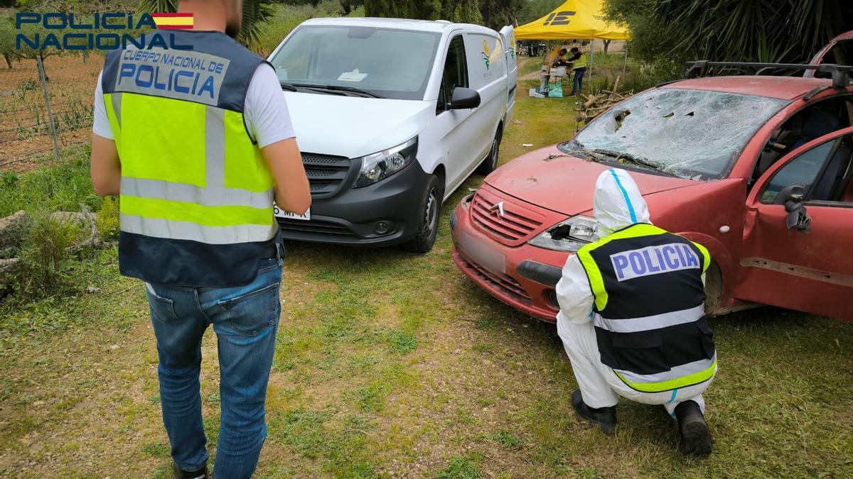 Lo investigadores, durante la inspección en la casa del doble crimen.