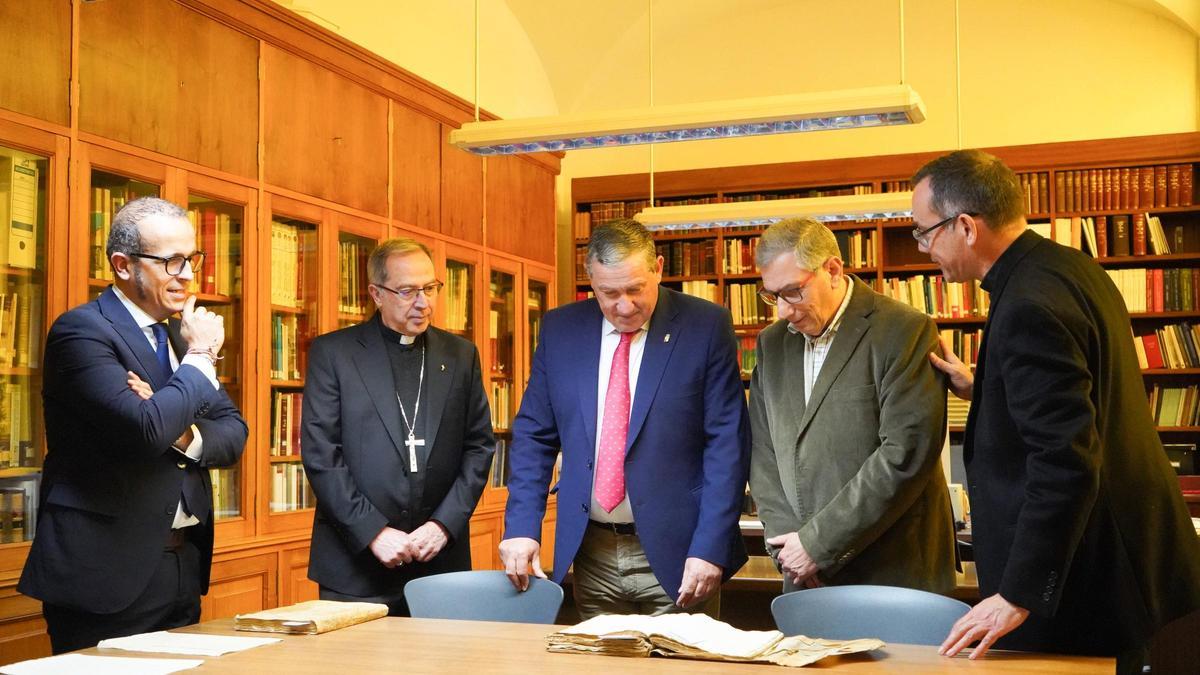El obispo de Zamora y al presidente de la Diputación junto a responsables del Archivo Diocesano y de la Diócesis