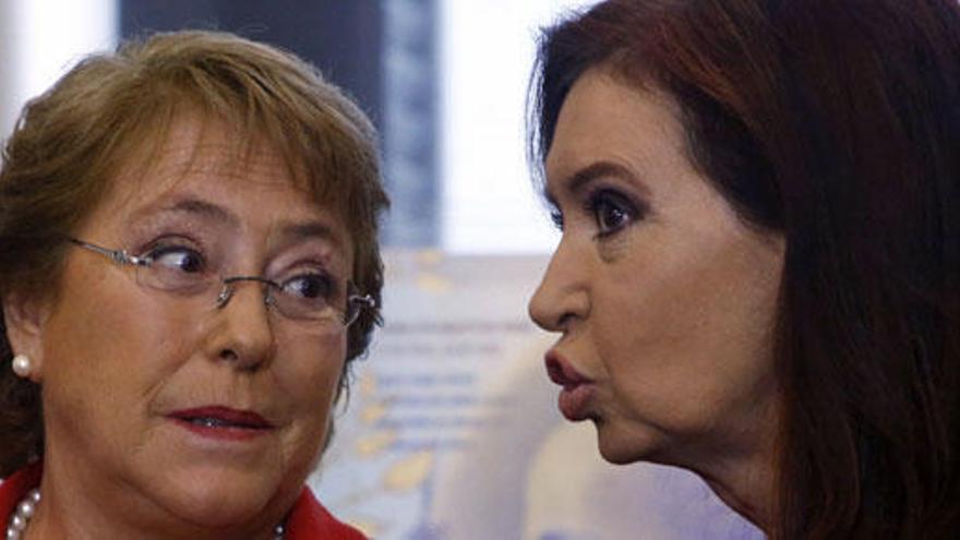 Cristina Fernandez de Kirchner habla con Bachelet.