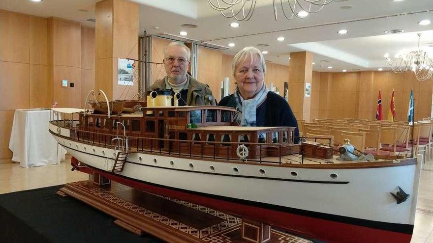 Arnhild Utheim y José Rodríguez, ayer, tras la maqueta que se expone en el Talaso Atlántico. // José Lores