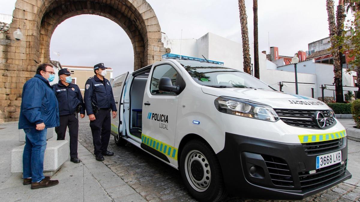 Un nuevo vehículo de atestados permitirá a la policía acercar sus servicios a toda la ciudad