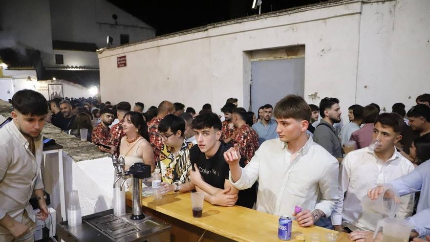 Noche de ‘juernes’ en las Cruces de Córdoba: rebujito, bulla joven y atardecer con sabor a puente