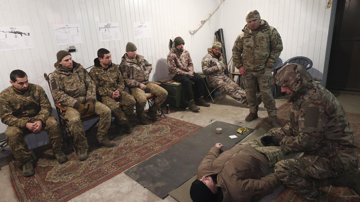 Militares ucranianos de la 13.ª Brigada «Khartiia» de la Guardia Nacional asisten a un entrenamiento médico en una posición no revelada en el frente de la región de Járkov.