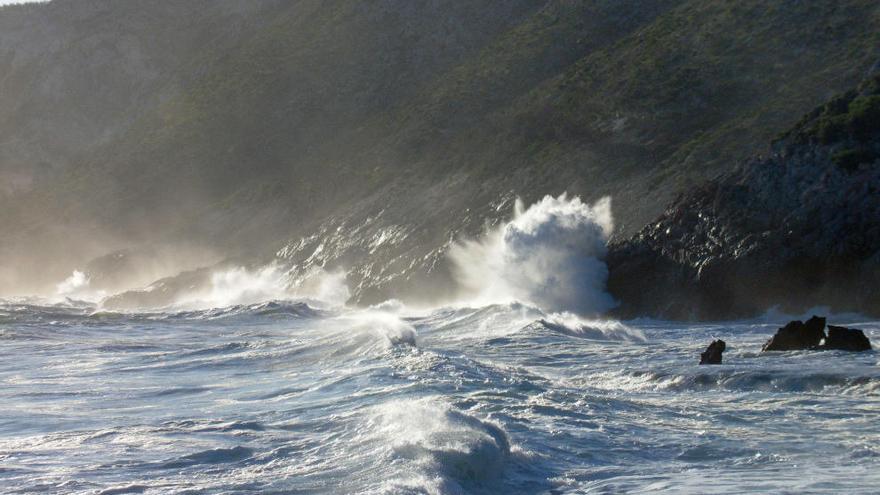 Las olas se estrellan contra las rocas en Dénia.