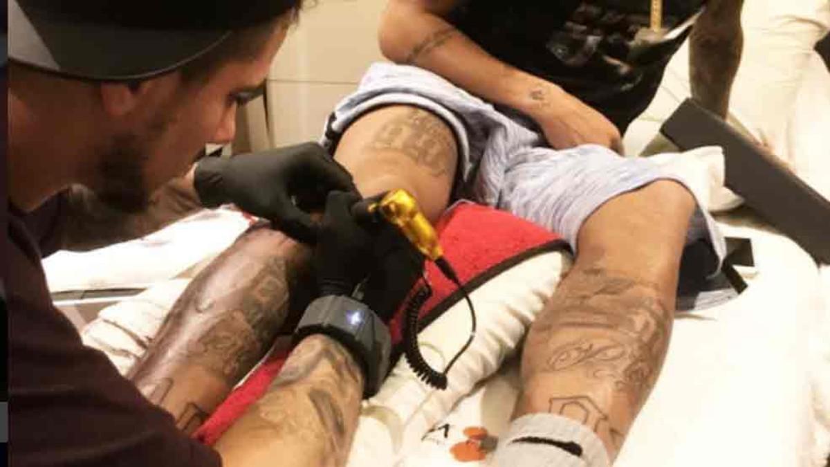 Neymar se ha dibujado un nuevo tattoo