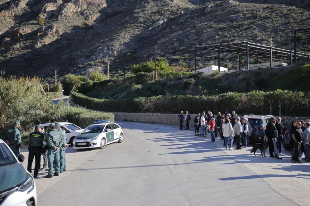 Los inquilinos del camping de El Portús de Cartagena siguen denunciando su situación con una marcha a playa Morena.
