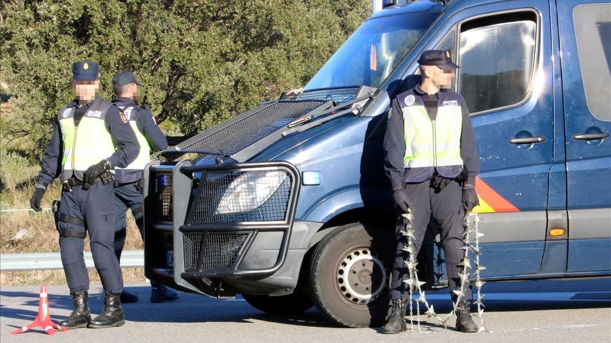 zentauroepp41838818 agents de la policia espanyola durant un dels controls que h180129122155