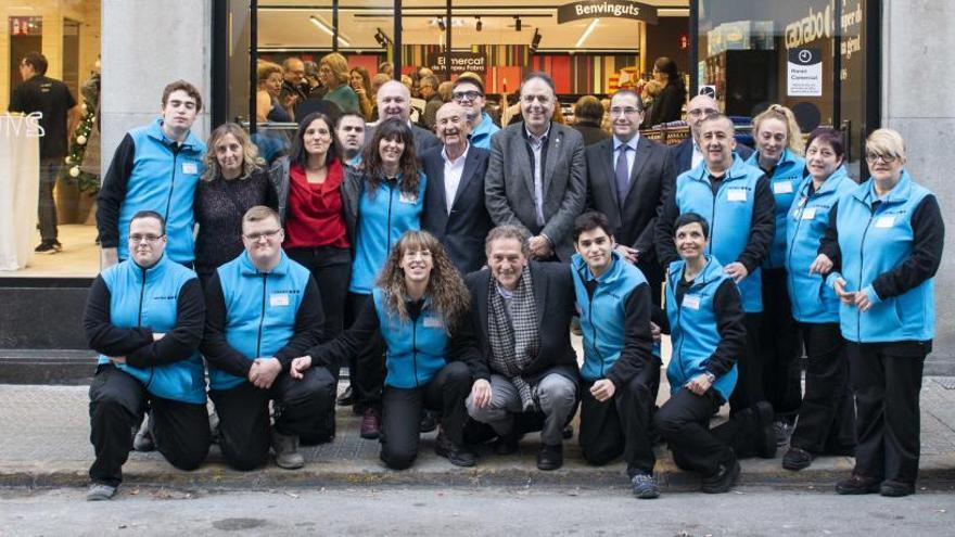 Fotografia de grup dels treballadors amb representants de l&#039;Ajuntament de Manresa, Caprabo i Ampans