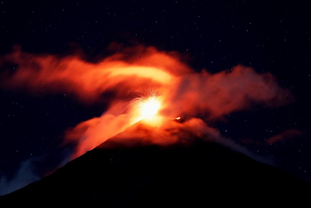 Volcán de Fuego de Guatemala en su quinta ...