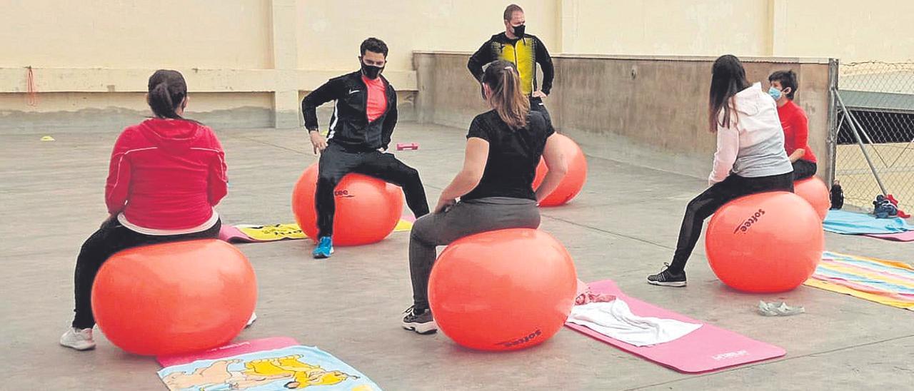 Clases de gimnasia al aire libre para embarazadas organizadas por el Ayuntamiento de Almenara.