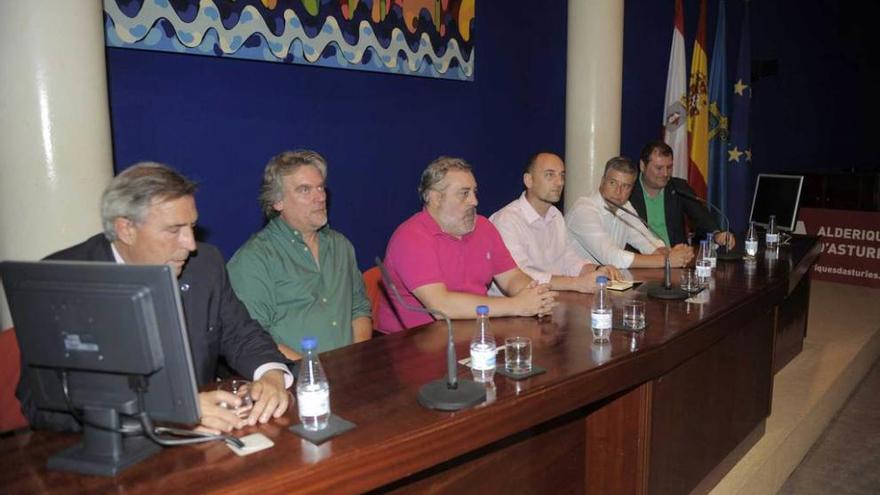 Los seis integrantes de la mesa redonda, ayer, en la sala Anfiteatro.