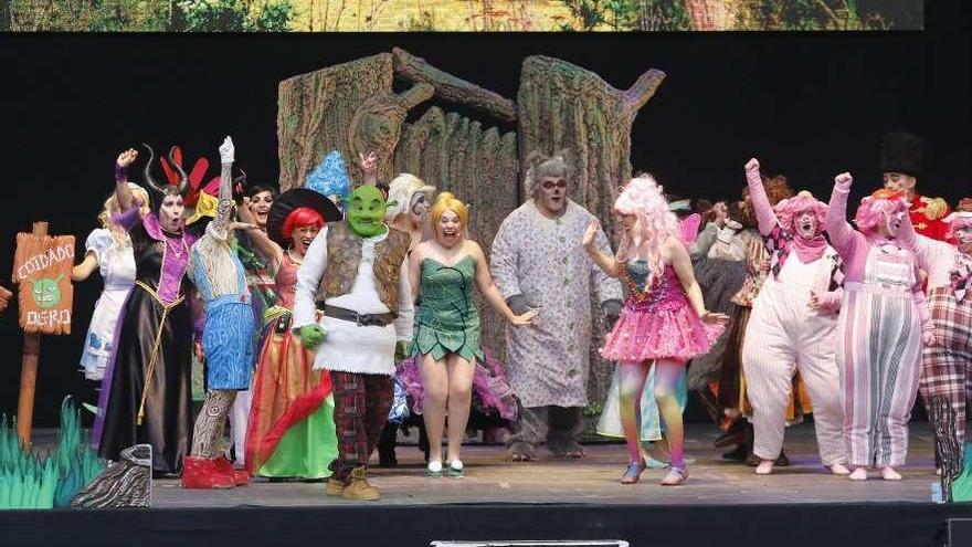 Personajes de &quot;Shrek, o musical&quot; en el escenario del auditorio de Castrelos. // Alba Villar