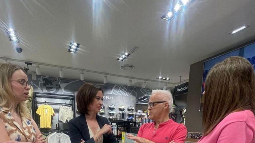 Ladrero, alcaldesa de Ejea, en un comercio de la localidad. | SERVICIO ESPECIAL