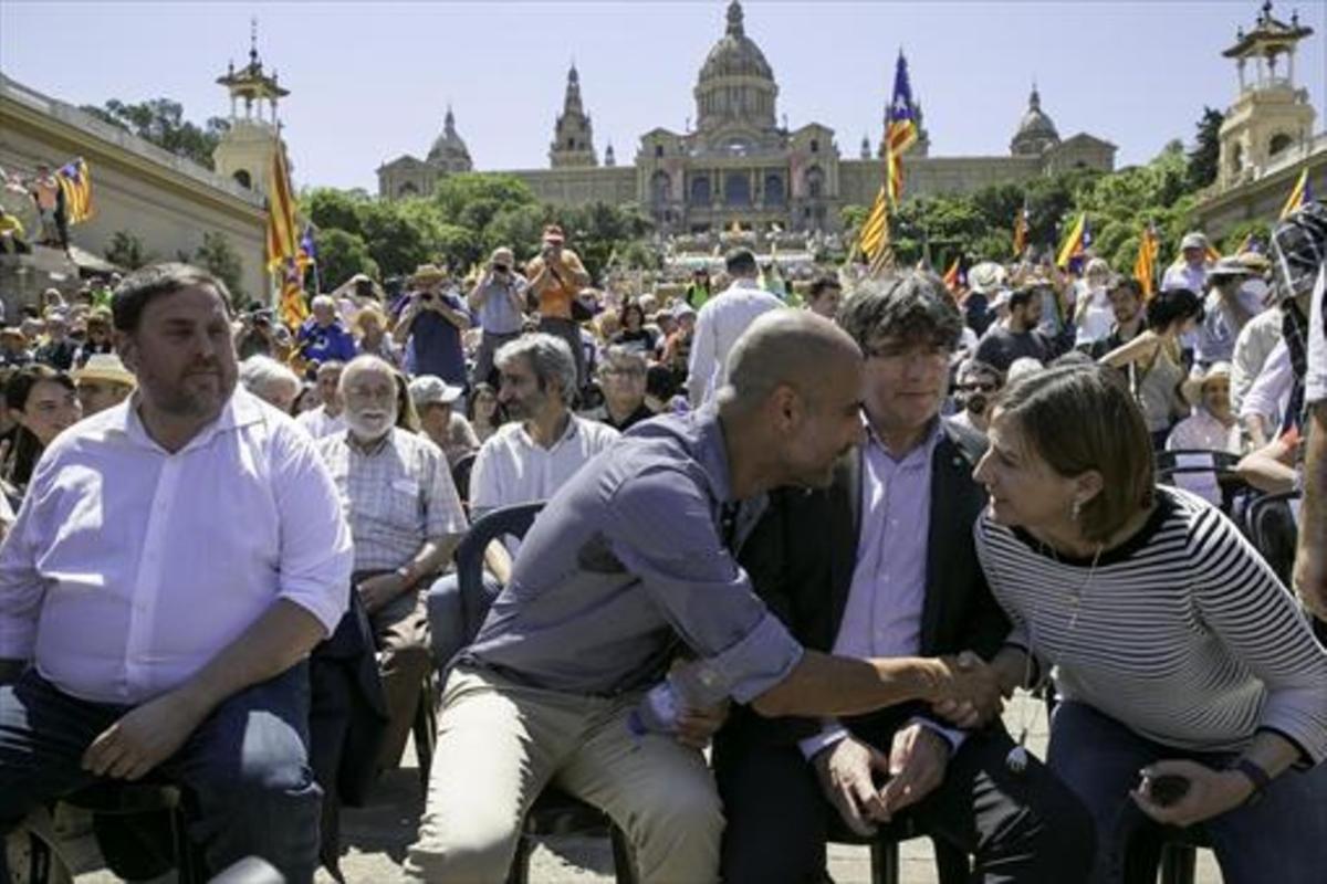 Guardiola saluda a Forcadell en presencia de Puigdemont y Junqueras, en el acto de Montjuïc en el que actuó como portavoz soberanista.