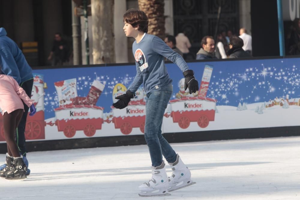 Pista de hielo y tiovivo en la Plaza del Ayuntamiento