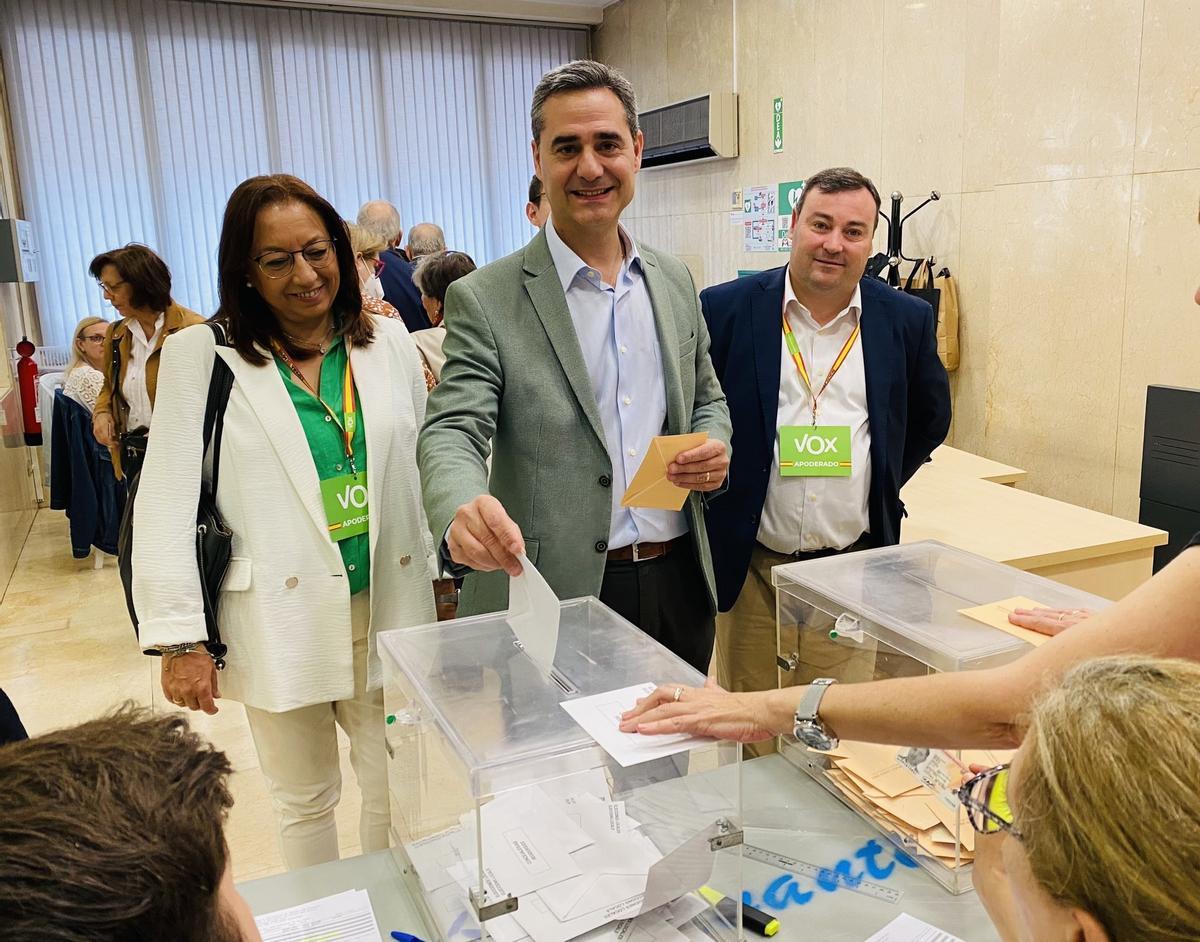 Antonio Ortolá, votando el día de las elecciones municipales.
