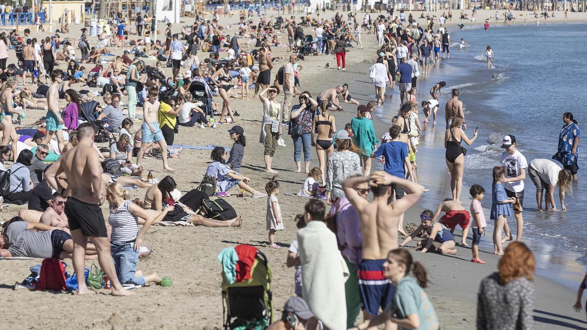 La playa del Postiguet, en Alicante, abarrotada de gente en la primera quincena de febrero.