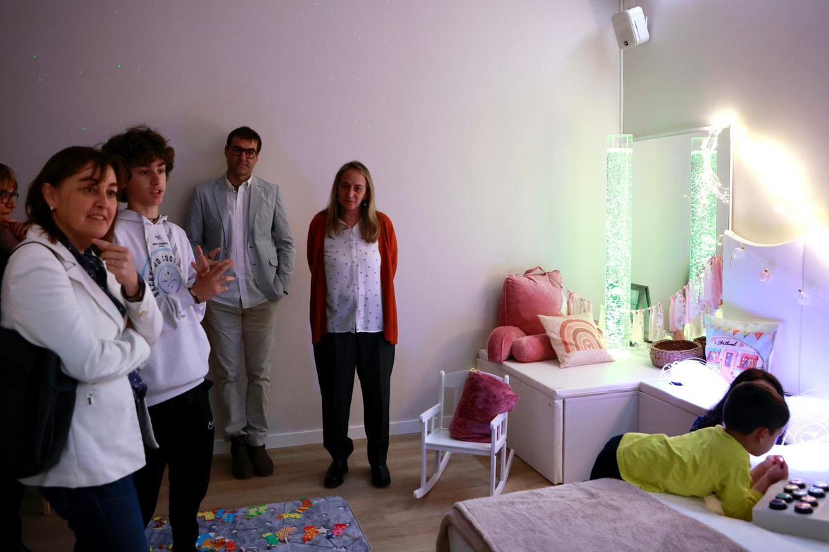 Sílvia Paneque durant la visita al centre de la Fundació Privada JP per l’Autisme i el TDAH