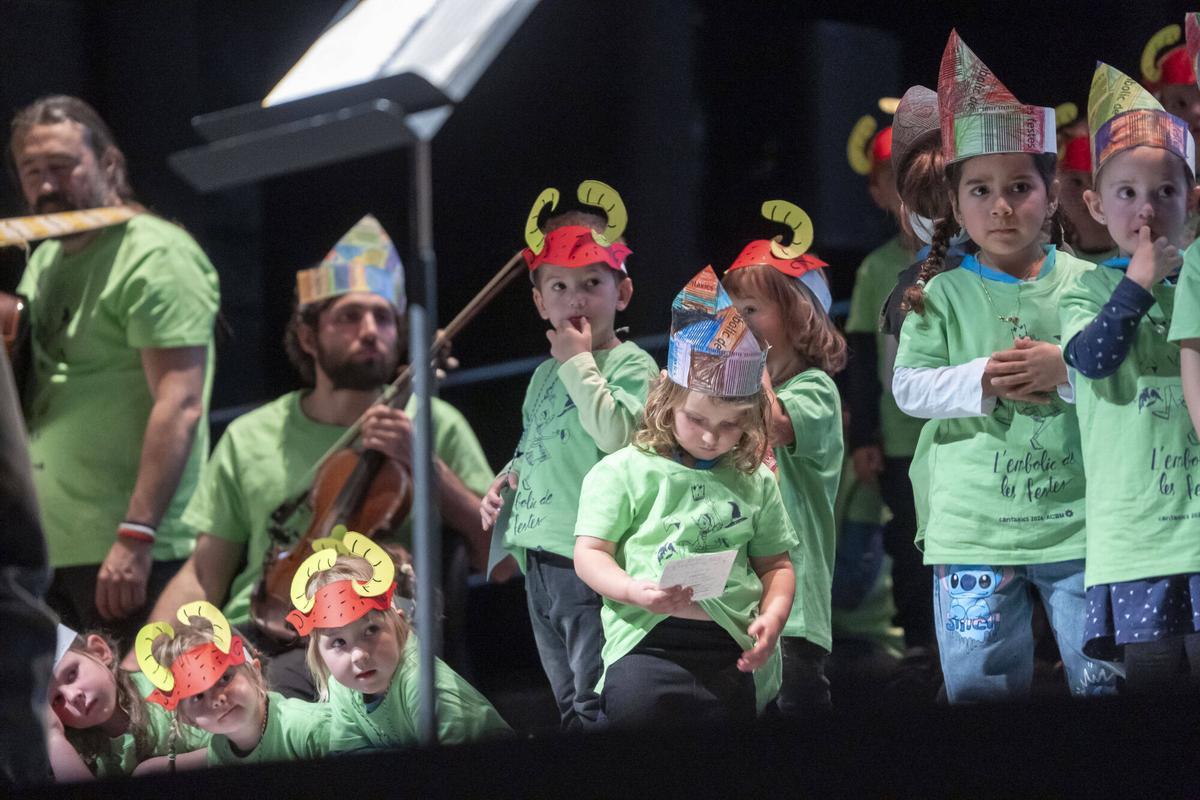 Infants canten i riuen amb les peripècies del conte “L’embolic de les festes” Infants canten i riuen amb les peripècies del conte “L’embolic de les festes”