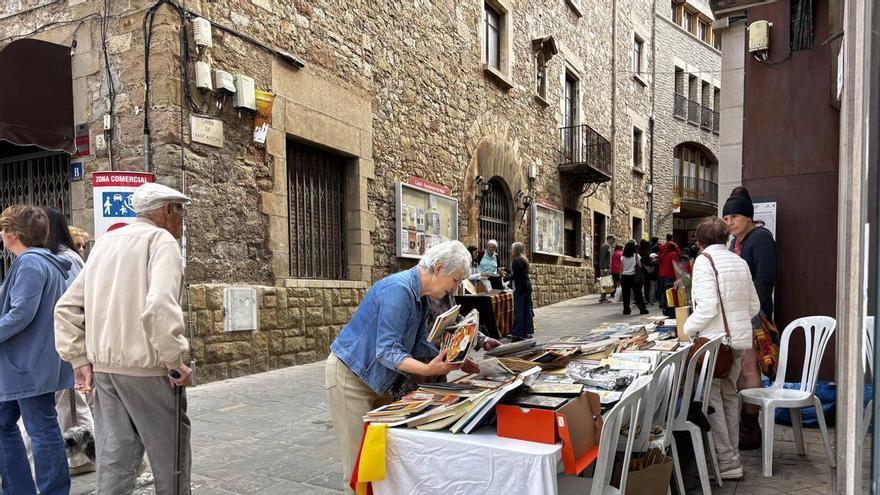Moià viu un Sant Jordi ple de poesia als carrers i amb gran participació d’alumnes i autors locals