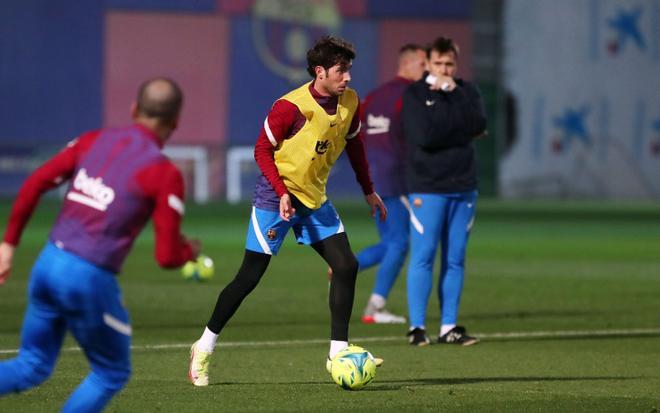 ¡Alegría y buen rollo en el primer entrenamiento al completo con Xavi!