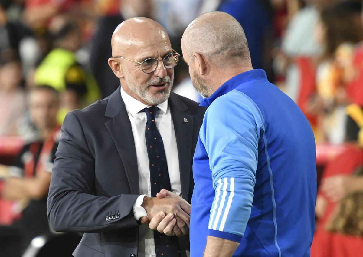 Luis de la Fuente saluda al escocés Steve Clarke al inicio del partido