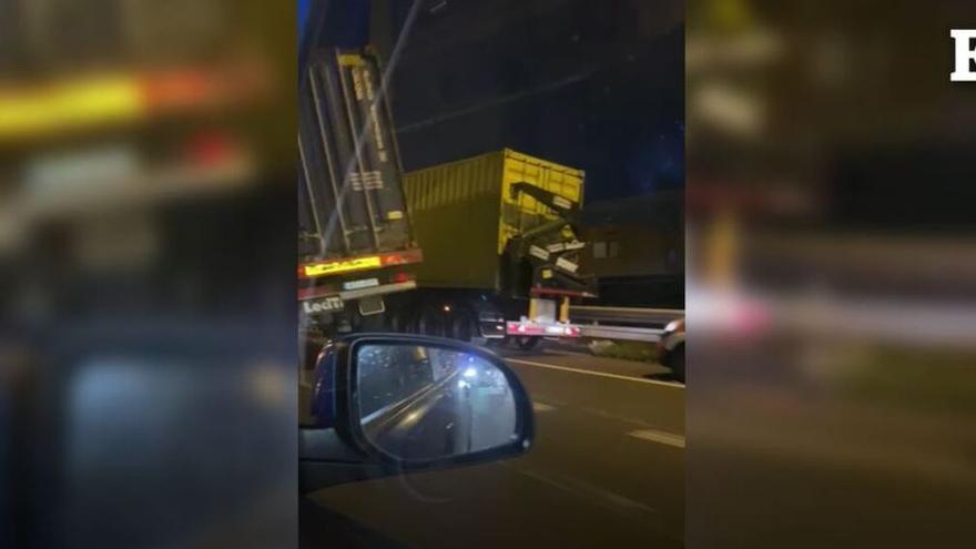 Un camión pierde su carga en la autopista del Sur