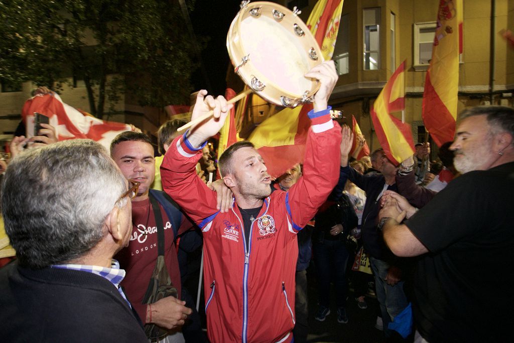 Cientos de manifestantes vuelven a asediar la sede del PSOE en Murcia