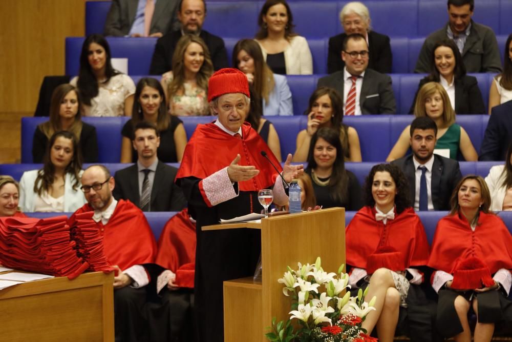 Graduación de "Teleco" y Derecho Económico