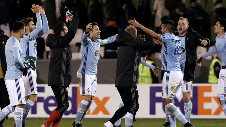 Los futbolistas del celta se alegran por su pase a dieciseisavos.