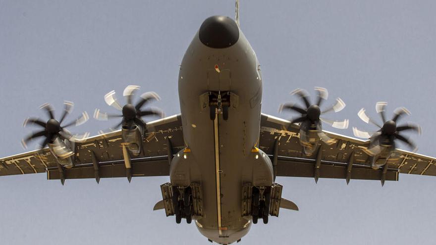 En la imagen, un vuelo de prueba del avión de transporte militar A400M.