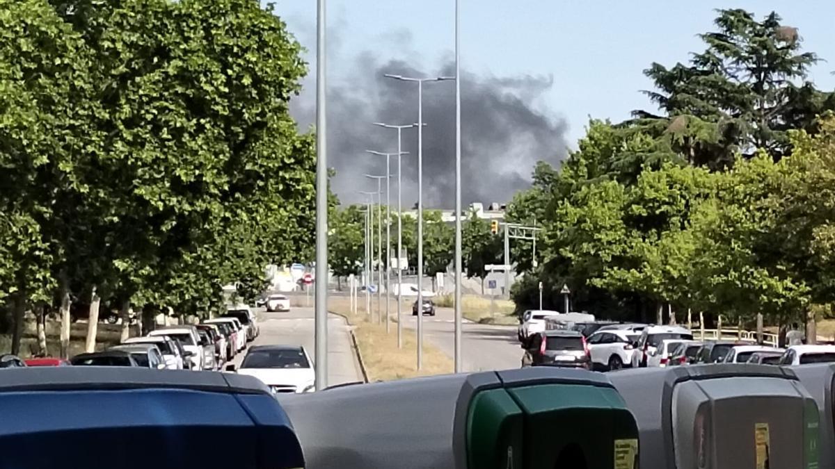 Les flames desprenien una intensa fumera fosca