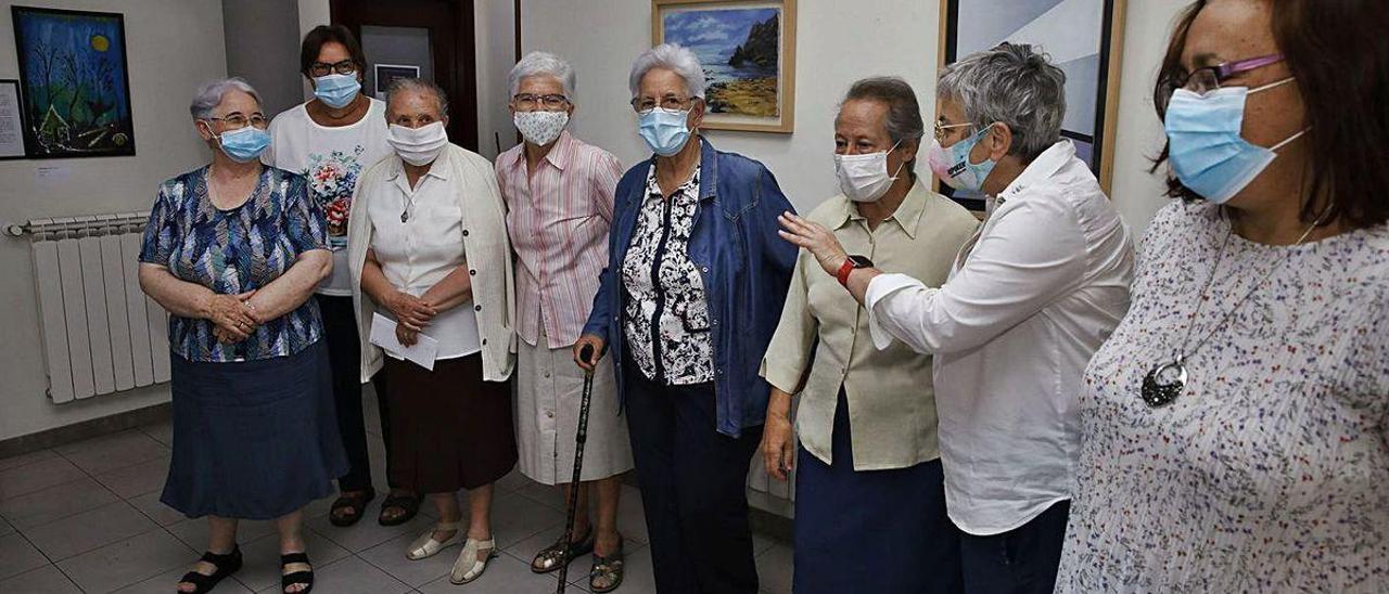 Por la izquierda, las hermanas Lourdes Carballo, Mari Luz Fernández, Angelita Diez, Trinidad Larrea, Dolores Díez y Celsa Ferrer, con la alcaldesa, Ana González, y la edil de Servicios Sociales, Natalia González, ayer, en el Albergue Covadonga.