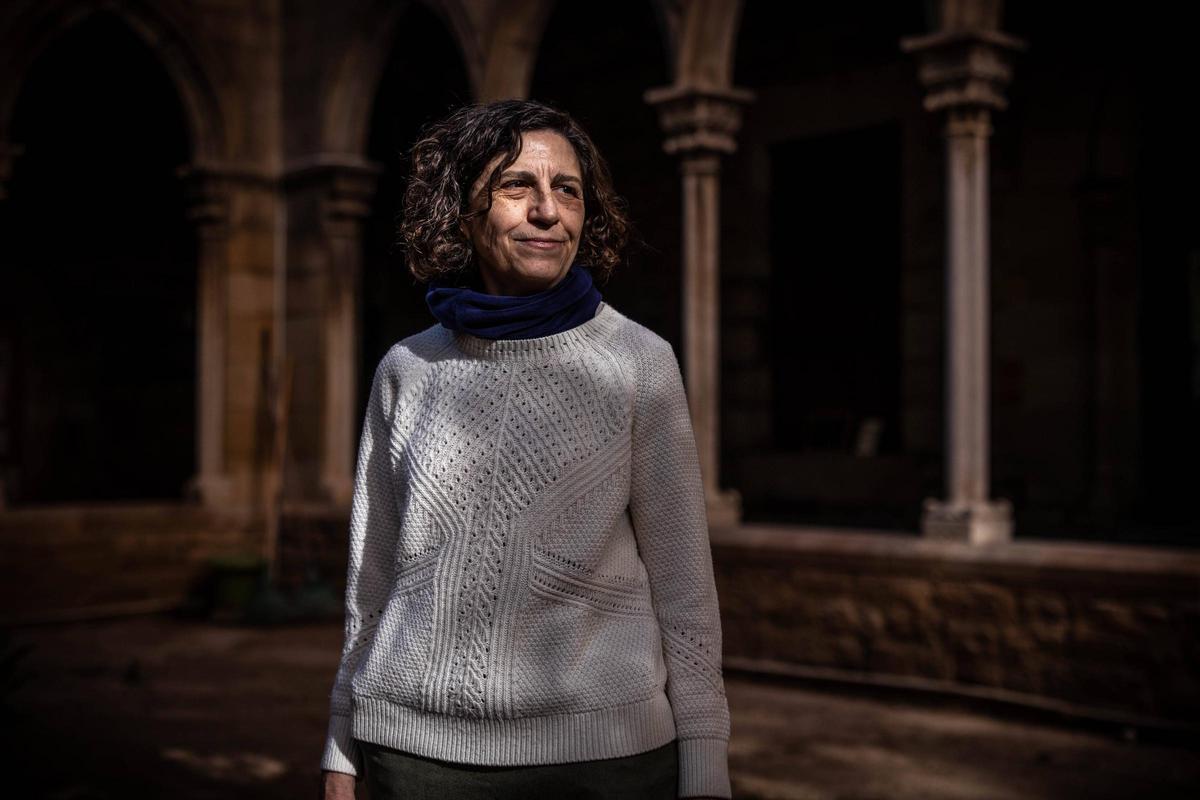 Ana Royo,trabajadora social,en el claustro de la parroquia.