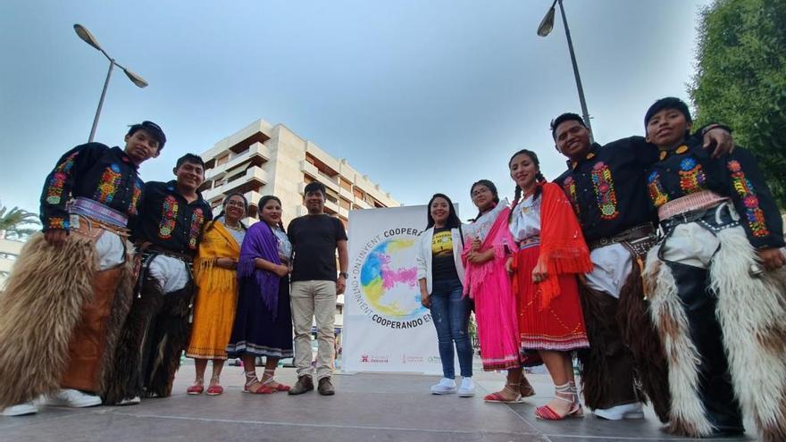 La edil Katty Ushiña con un grupo que actuó en el encuentro en Ontinyent