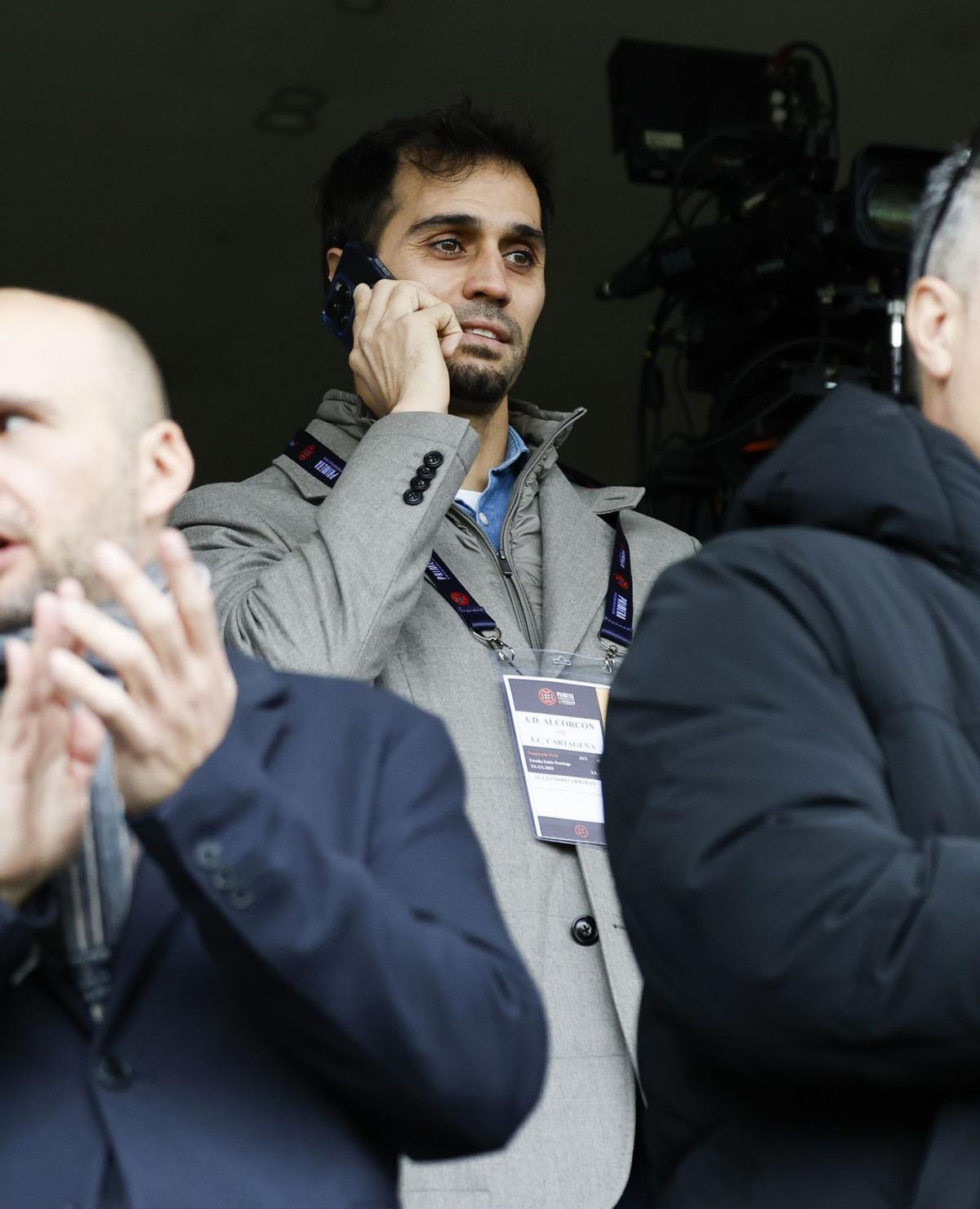 Alejandro Arribas, con el teléfono en la mano, durante el partido del Cartagena en Alcorcón. | LOF
