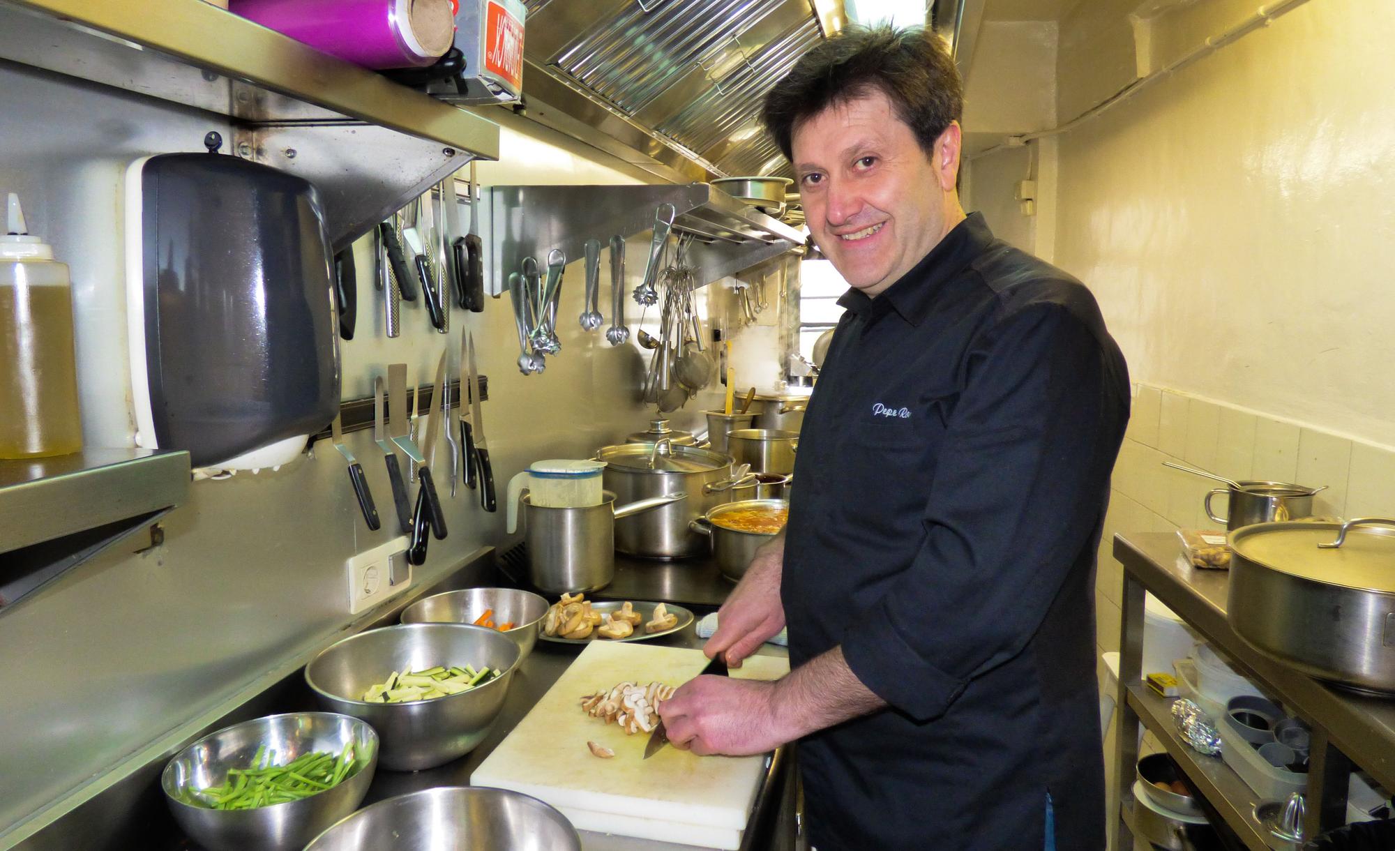 Pepe Ron, en la cocina de su restaurante, Blanco, en Cangas del Narcea, en una imagen de archivo.