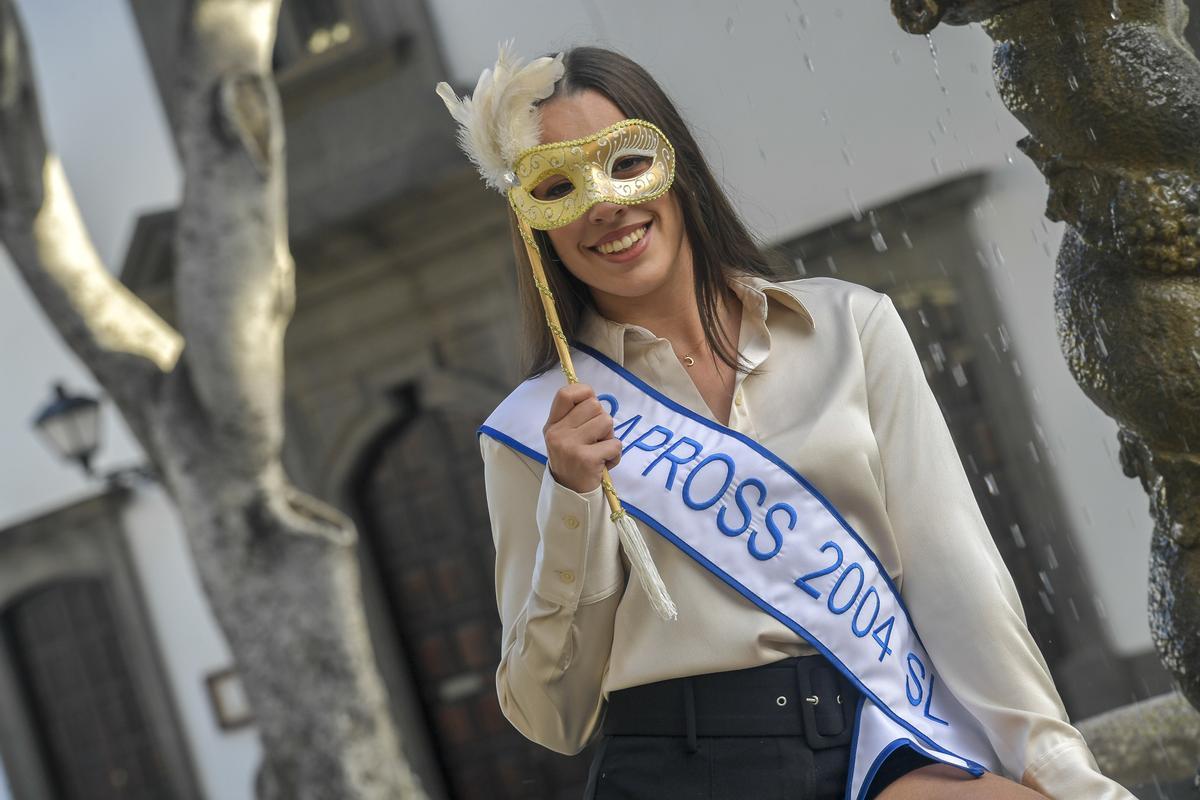 La candidata a Reina del Carnaval, María del Mar Reyes con una máscara veneciana.
