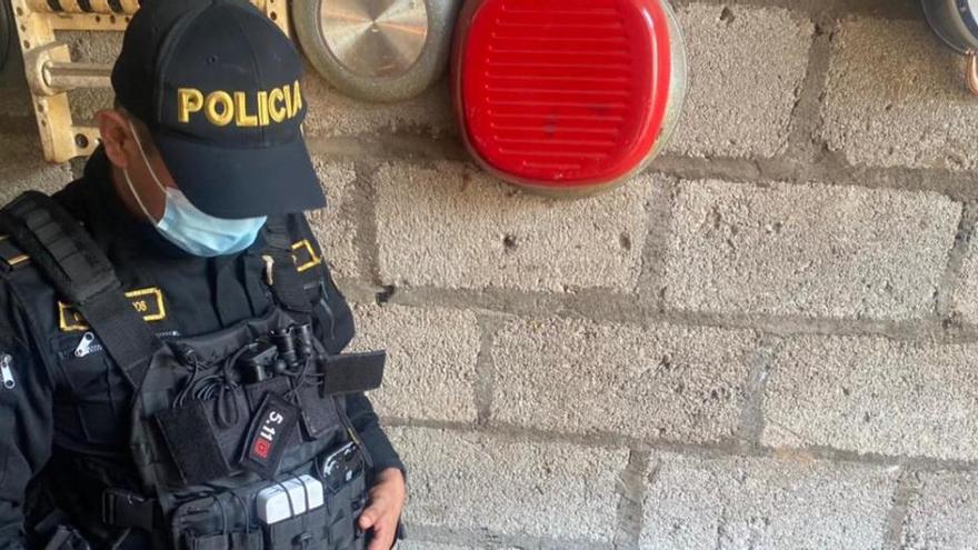 Un miembro de la Policía Nacional Civil de Guatemala.