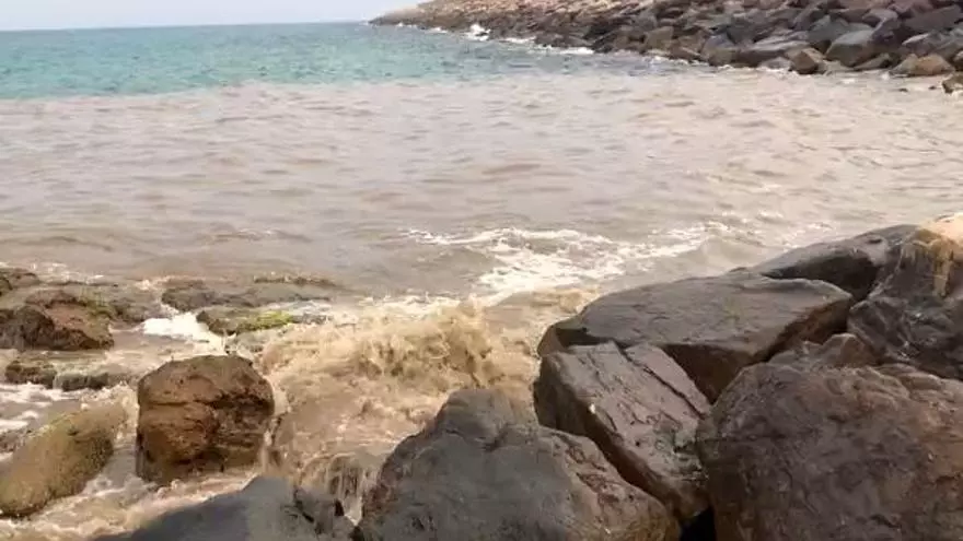 La falta de capacidad de la red de saneamiento provoca vertidos al mar en Torrevieja