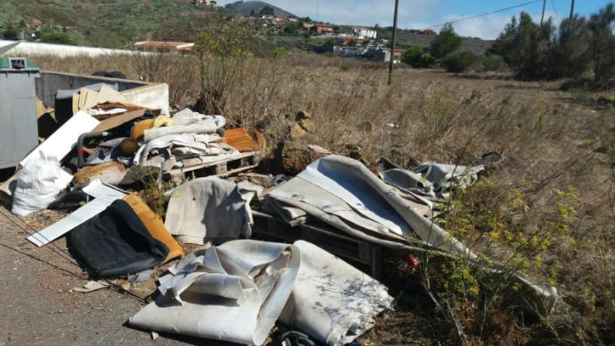 Vertedero ilegal de residuos en el camino El Pinalillo