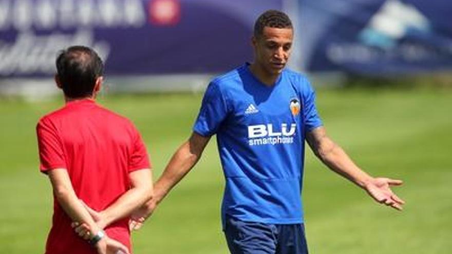 Rodrigo Moreno dialoga con Marcelino durante el entrenamiento del equipo en Crans Montana.