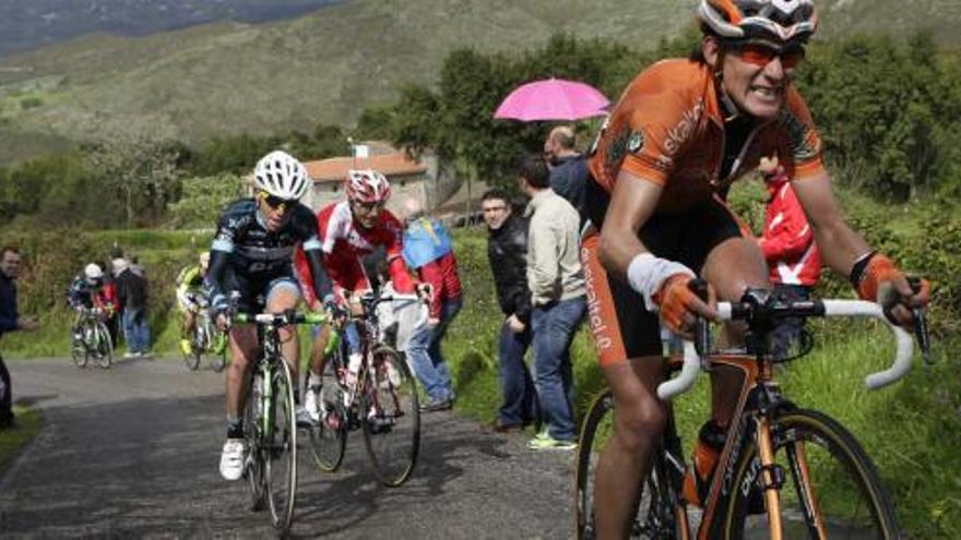 Amet Txurruka, en primer término, en las duras rampas del Violeo, por delante de Walter Pereira y Moncoutié.