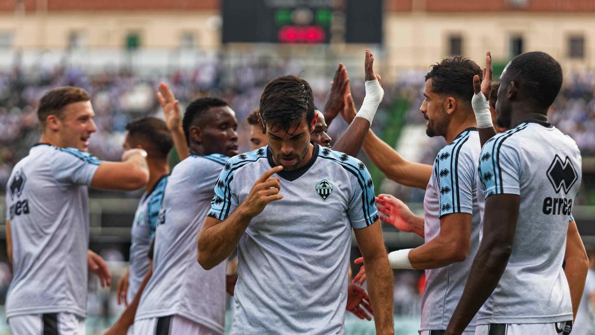 La camiseta exclusiva para el calentamiento es una de las novedades textiles del CD Castellón en la presente temporada.