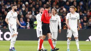 El madridista Luka Modric protesta una decisión de Munuera Montero en el ’clásico’ de Copa.