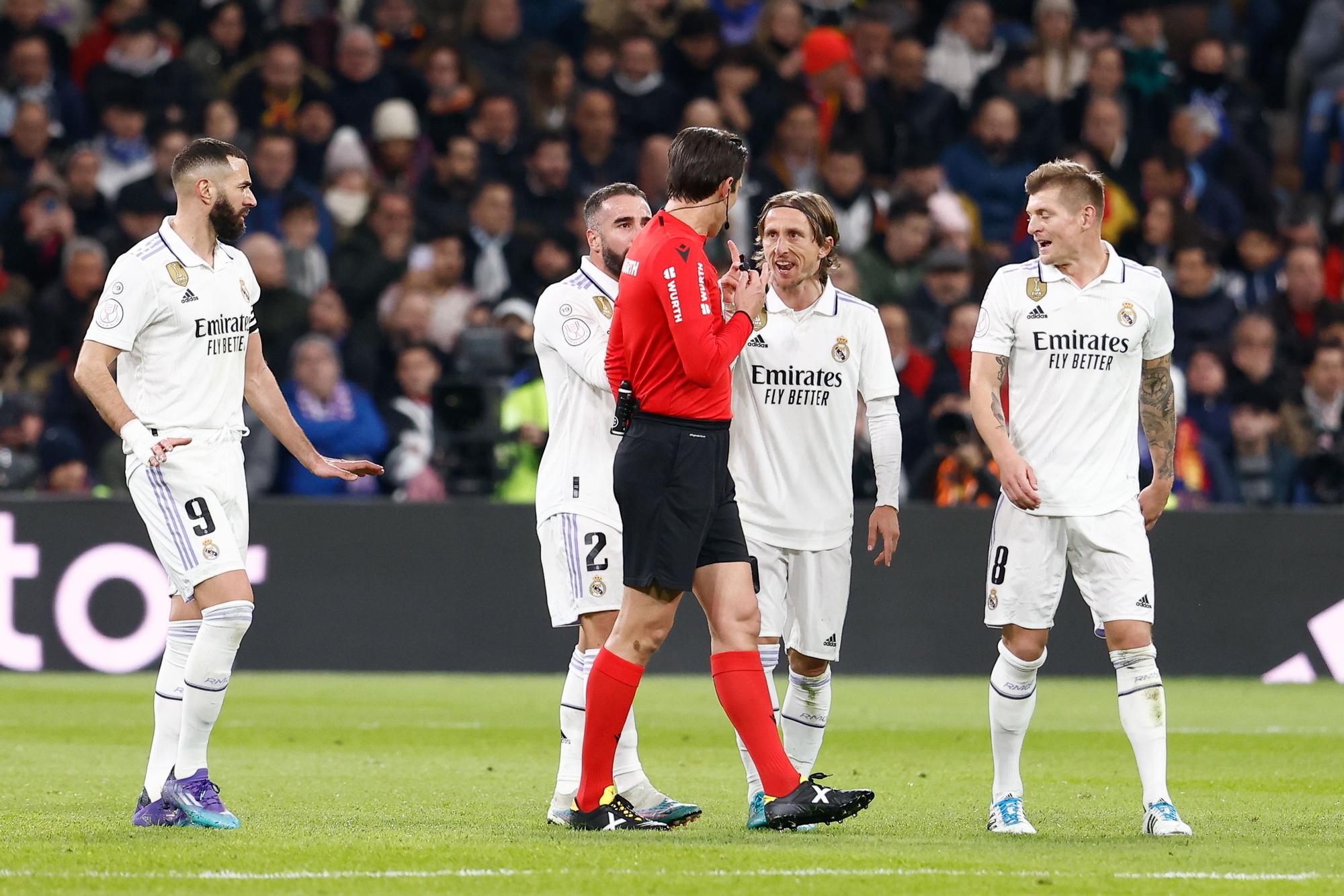 El madridista Luka Modric protesta una decisión de Munuera Montero en el 'clásico' de Copa.