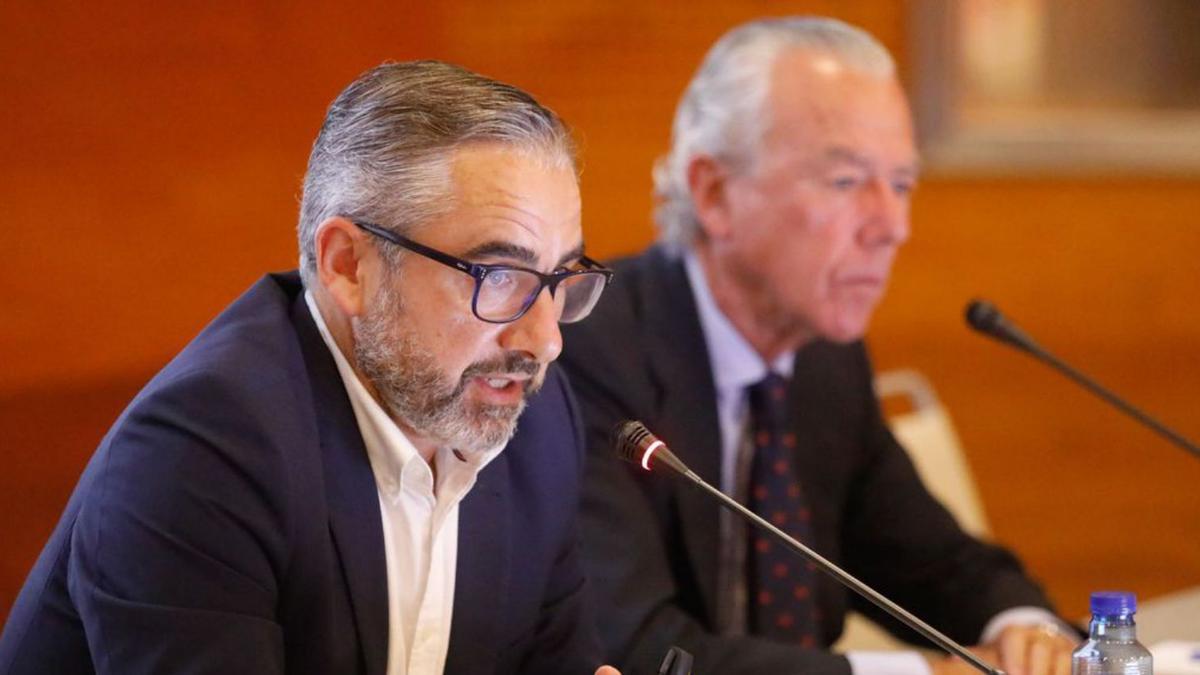 Víctor Martínez y Raimundo Abando, vicepresidente de los cursos de La Granda, en la ponencia.