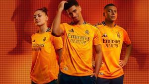 Carla Camacho, Jude Bellingham y Kylian Mbappé, con la nueva camiseta