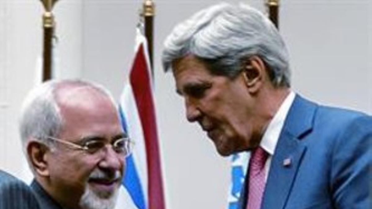 El ministro de Exteriores iraní, Mohamed Javat Zarif (izq.) da la mano a su homólogo de EEUU, John Kerry.