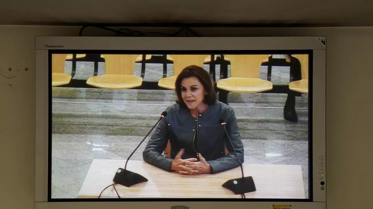 Cospedal admite que se reunió con Villarejo, pero matiza: "Yo le hice preguntas, no encargos, son cosas distintas"